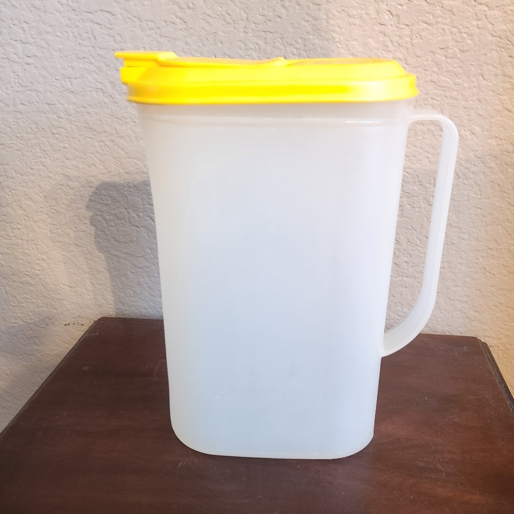 Tupperware Slim 2-Quart Store & Serve Pour Pitcher (2009C-2) w/YellowLid EUC $13 - Picture 5 of 5